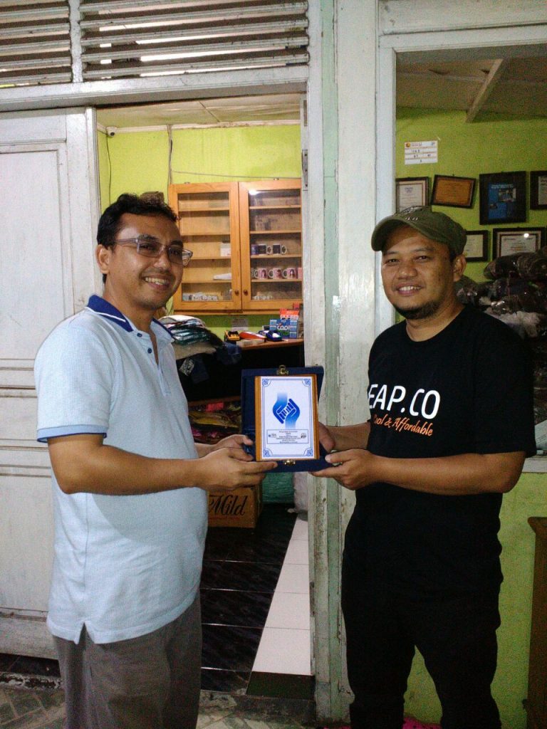penyerahan plakat
