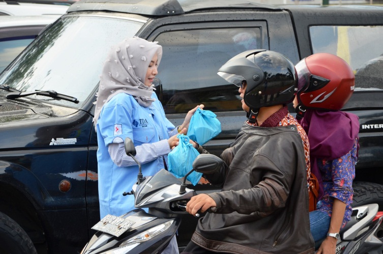 TDA Peduli Sharing Iftar On The Street - TDA BATAM